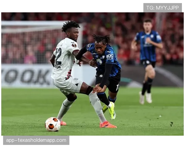 报道：勒沃库森球员投诉对方禁区内手球，VAR回看后未判点球