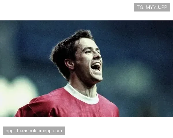 “镜头捕捉:看台上的利物浦老板约翰·亨利在丢球后的凝重表情” “镜头捕捉:看台上的利物浦老板约翰·亨利在丢球后的凝重表情”